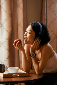 Woman eat apple